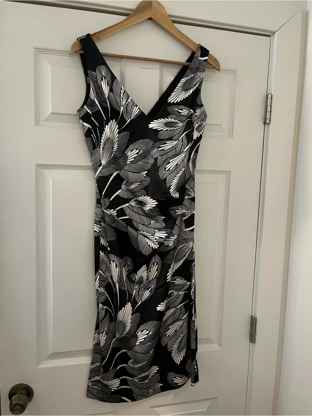 Maggy London Black and White Floral V-Neck Midi Dress